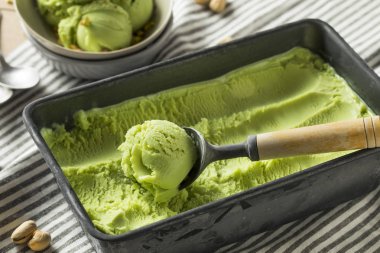 Ev yapımı yeşil fıstıklı dondurma.