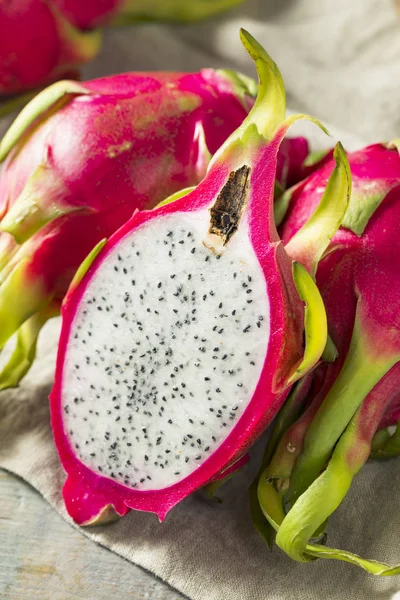 Ruwe rode organische Dragon Fruit — Stockfoto