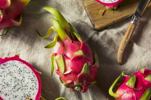 Frutta del drago biologico rosso crudo — Foto Stock