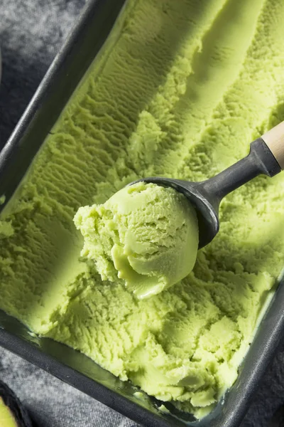 Crème glacée à l'avocat bio verte maison — Photo