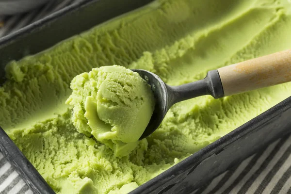 Helado de pistacho verde hecho en casa —  Fotos de Stock