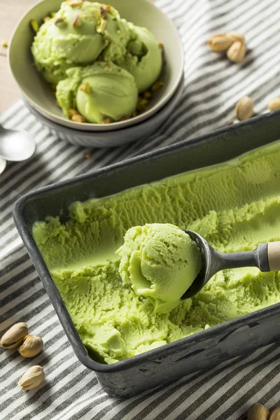 Helado de pistacho verde hecho en casa — Foto de Stock