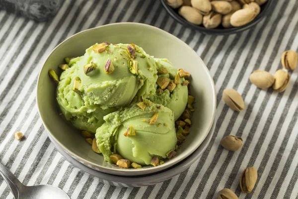 Домашнее зелёное фисташковое мороженое — стоковое фото
