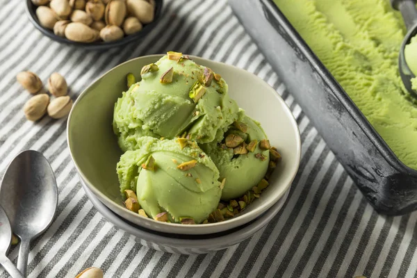 Домашнее зелёное фисташковое мороженое — стоковое фото