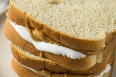 Ev yapımı Fluffernutter hatmi fıstık ezmesi sandviç