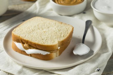 Ev yapımı Fluffernutter hatmi fıstık ezmesi sandviç