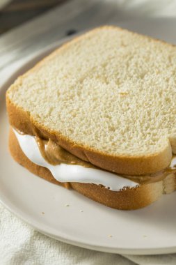 Ev yapımı Fluffernutter hatmi fıstık ezmesi sandviç