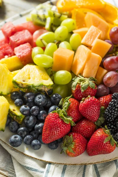 Piatto di frutta biologica cruda — Foto Stock
