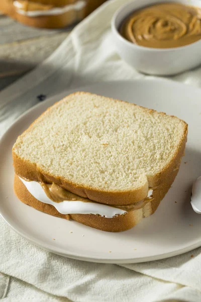 Casero Fluffernutter malvavisco sándwich de mantequilla de maní — Foto de Stock