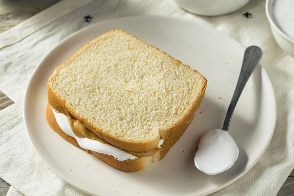 Casero Fluffernutter malvavisco sándwich de mantequilla de maní —  Fotos de Stock