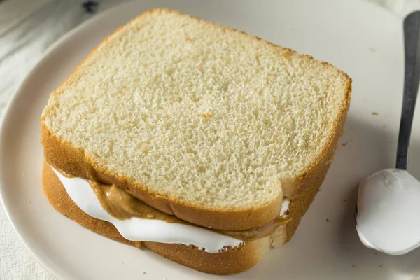 Sanduíche de manteiga de amendoim caseiro Fluffernutter Marshmallow — Fotografia de Stock