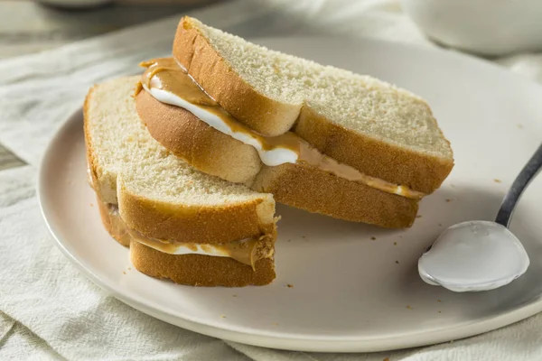 Domácí Marshmallow Fluffernutter arašídové máslo sendvič — Stock fotografie