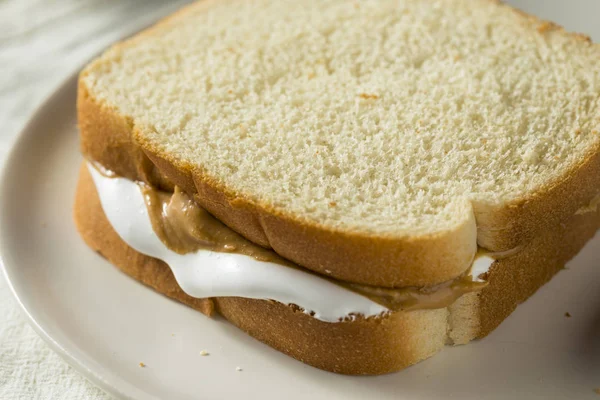 Domácí Marshmallow Fluffernutter arašídové máslo sendvič — Stock fotografie