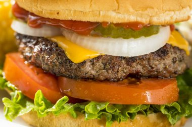Anma Günü arka bahçede Babecue yemek hamburger ile