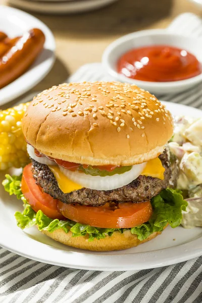 Memorial Day achtertuin Babecue maaltijd met Hamburgers — Stockfoto