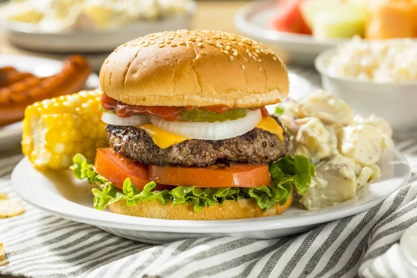 Memorial Day Backyard Babecue Meal with Hamburgers — Stock Photo, Image