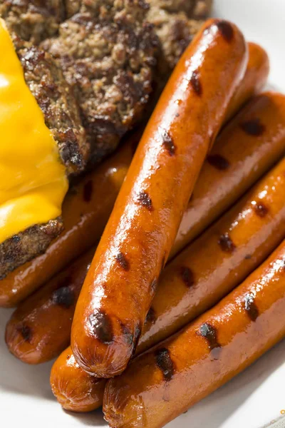 Memorial Day bakgård Babecue måltid med hamburgare — Stockfoto