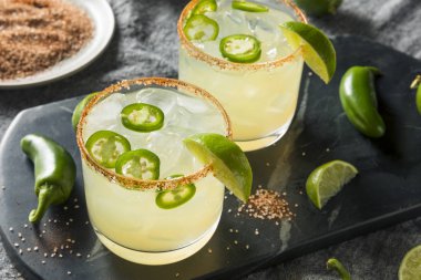 Limes ile ev yapımı baharatlı Margarita
