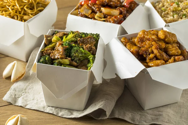 Baharatlı Çinliler yemeği dışarı çıkarır. — Stok fotoğraf