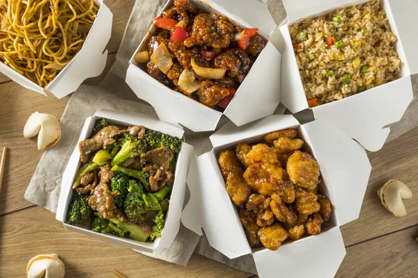 Pikante Chinesen holen Essen raus — Stockfoto