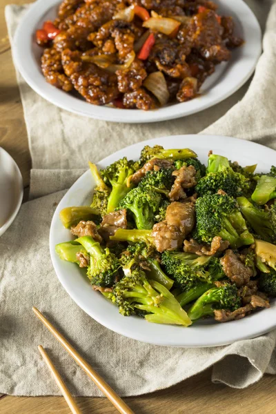 매콤 한 중국 사람들 이 음식을 꺼내다 — 스톡 사진