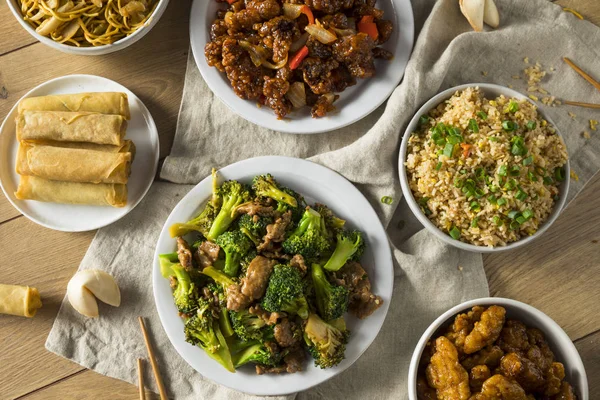 Pikante Chinesen holen Essen raus — Stockfoto