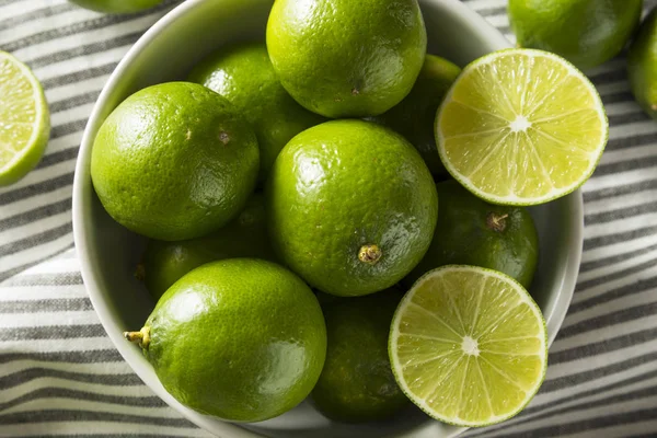 Rauwe groene biologische Citrus Limes — Stockfoto