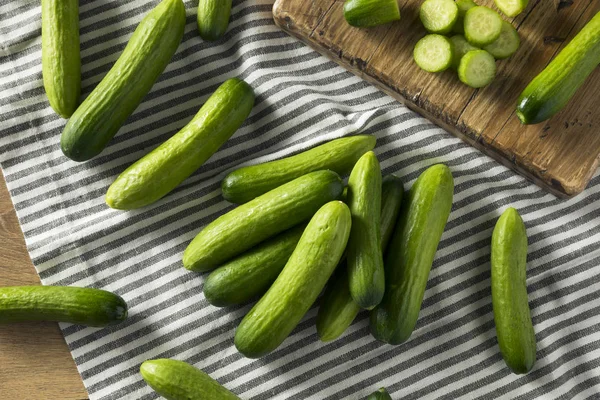 Rauwe groene organische Baby komkommers — Stockfoto