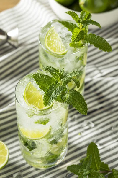 Uppfriskande mynta och Lime Mojitos — Stockfoto