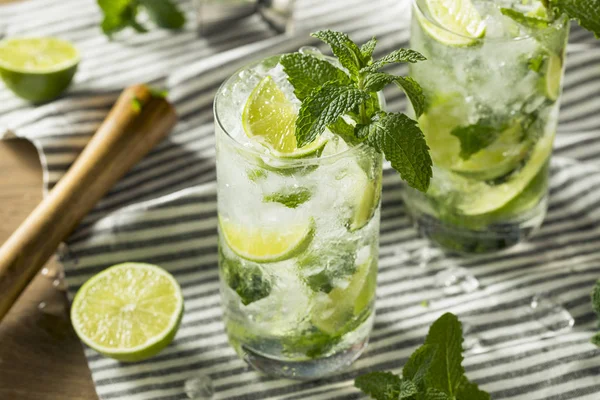 Uppfriskande mynta och Lime Mojitos — Stockfoto