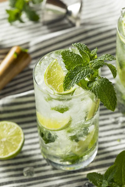 Uppfriskande mynta och Lime Mojitos — Stockfoto