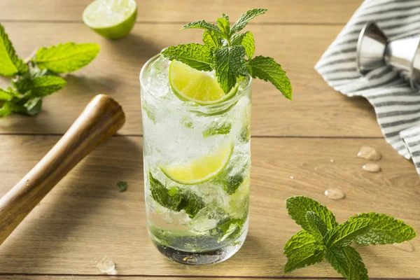 Refrescantes Menta y Lime Mojitos — Foto de Stock