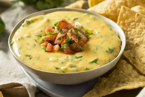 Pittige huisgemaakte Cheesey Queso Dip — Stockfoto