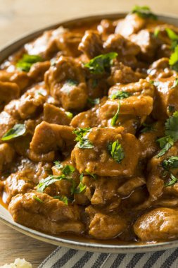 Ev yapımı Hint tereyağı tavuk pilav ile