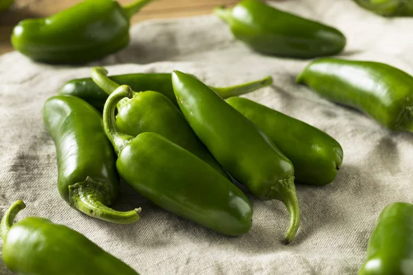 Pimentos Jalapeno orgânicos verdes crus — Fotografia de Stock