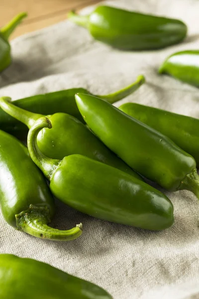 Pimentos Jalapeno orgânicos verdes crus — Fotografia de Stock