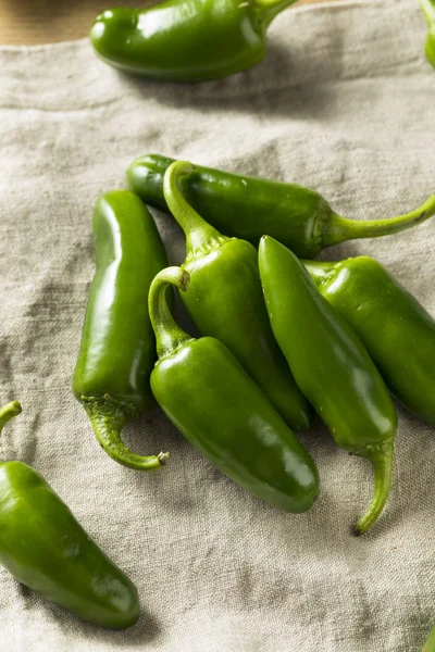 Rauwe groene biologische Jalapeno pepers — Stockfoto