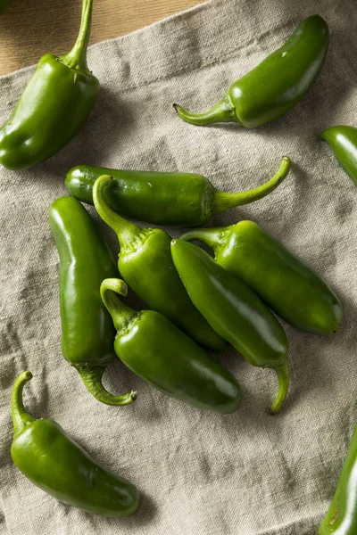 Pimentos Jalapeno orgânicos verdes crus — Fotografia de Stock