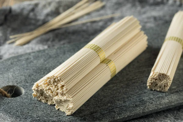 Fideos blancos secos orgánicos Ramen —  Fotos de Stock