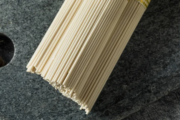 Fideos blancos secos orgánicos Ramen —  Fotos de Stock