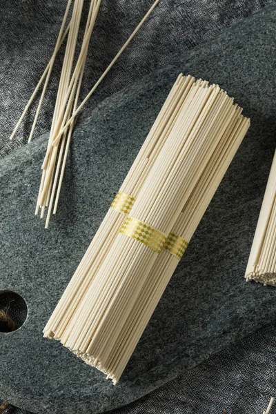 Fideos blancos secos orgánicos Ramen — Foto de Stock