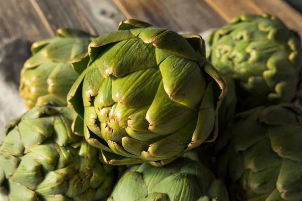 Ruwe groene biologische artisjokken — Stockfoto