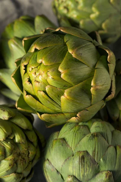 Ruwe groene biologische artisjokken — Stockfoto