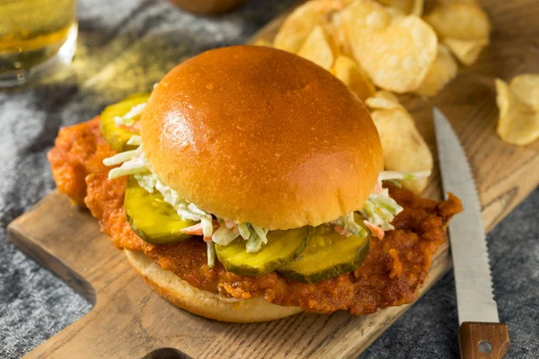 Domowej roboty Nashville Hot Fish Sandwich — Zdjęcie stockowe