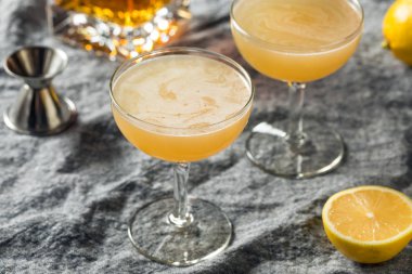 Ev yapımı limon Brandy Daisy Kokteyli