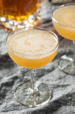 Ev yapımı limon Brandy Daisy Kokteyli