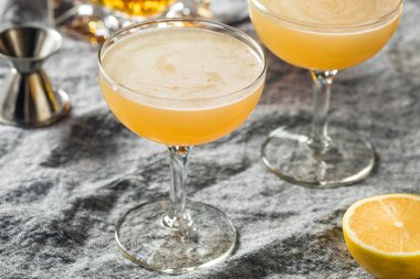 Ev yapımı limon Brandy Daisy Kokteyli