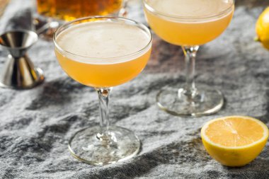 Ev yapımı limon Brandy Daisy Kokteyli