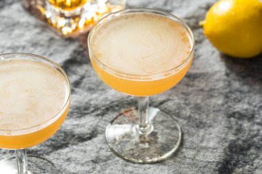 Ev yapımı limon Brandy Daisy Kokteyli