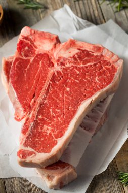 Çiğ Kırmızı Çimen Fed T Kemik Bifteği